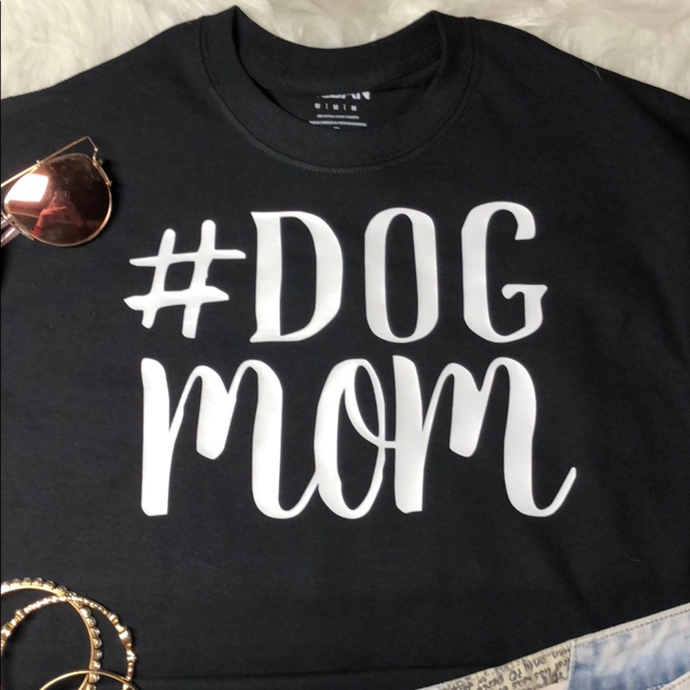 ! ✨Dog Mom 🐾 Short Sleeved Shirt - Picture 3 of 7